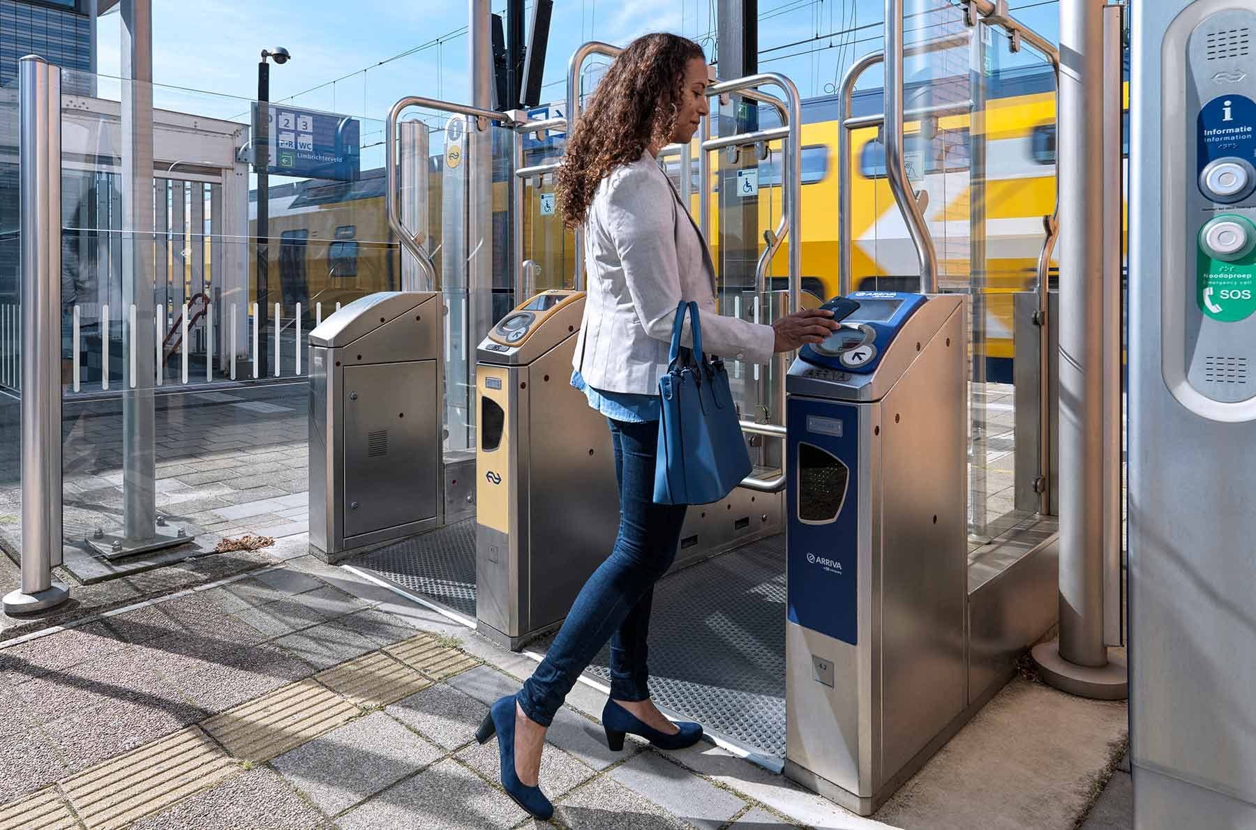 Vrouw die incheckt bij de trein