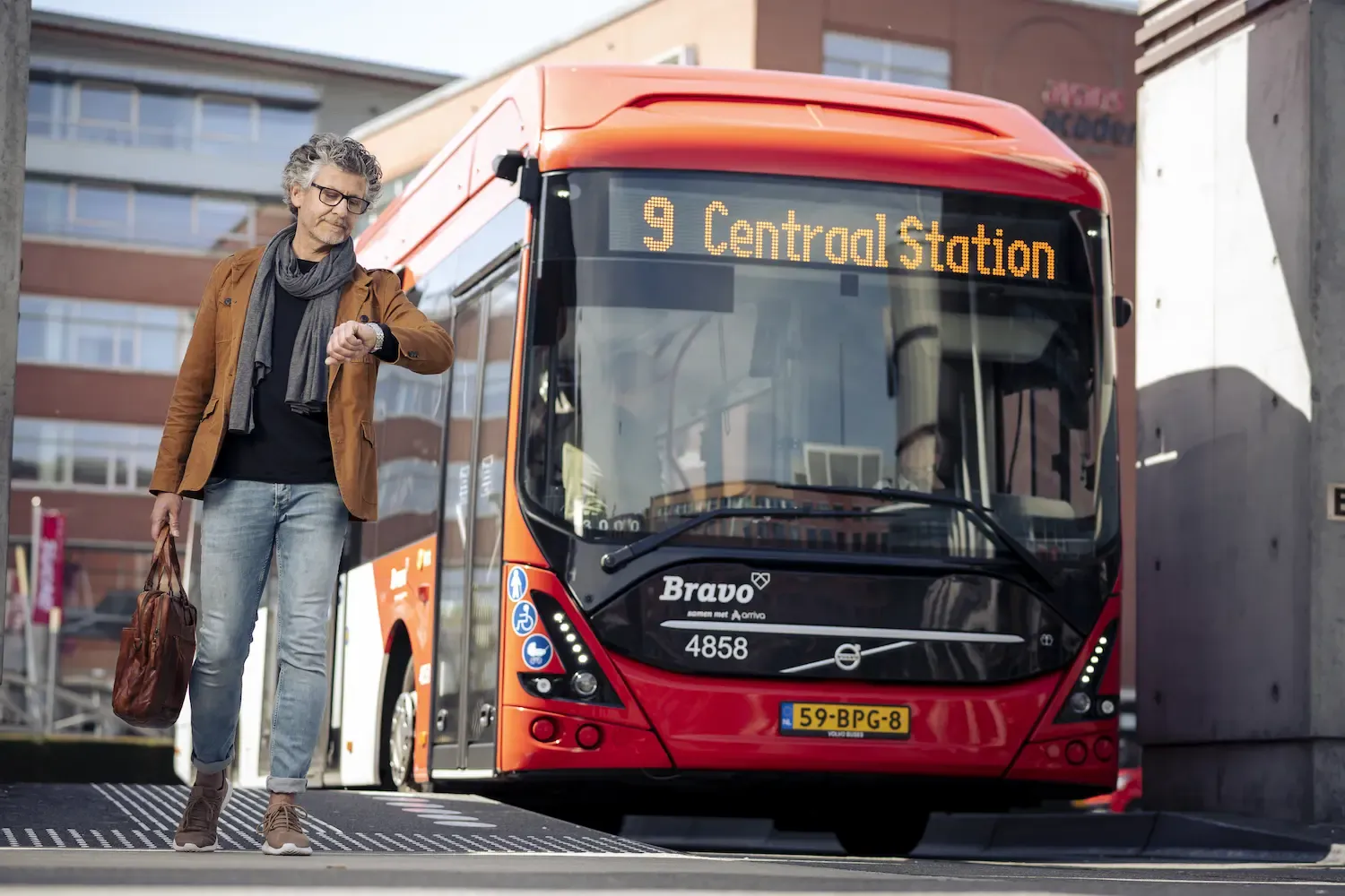 Reisassistent reizen met de bus De glimble reisassistent navigeert je naar je volgende halte tijdens je busreis.