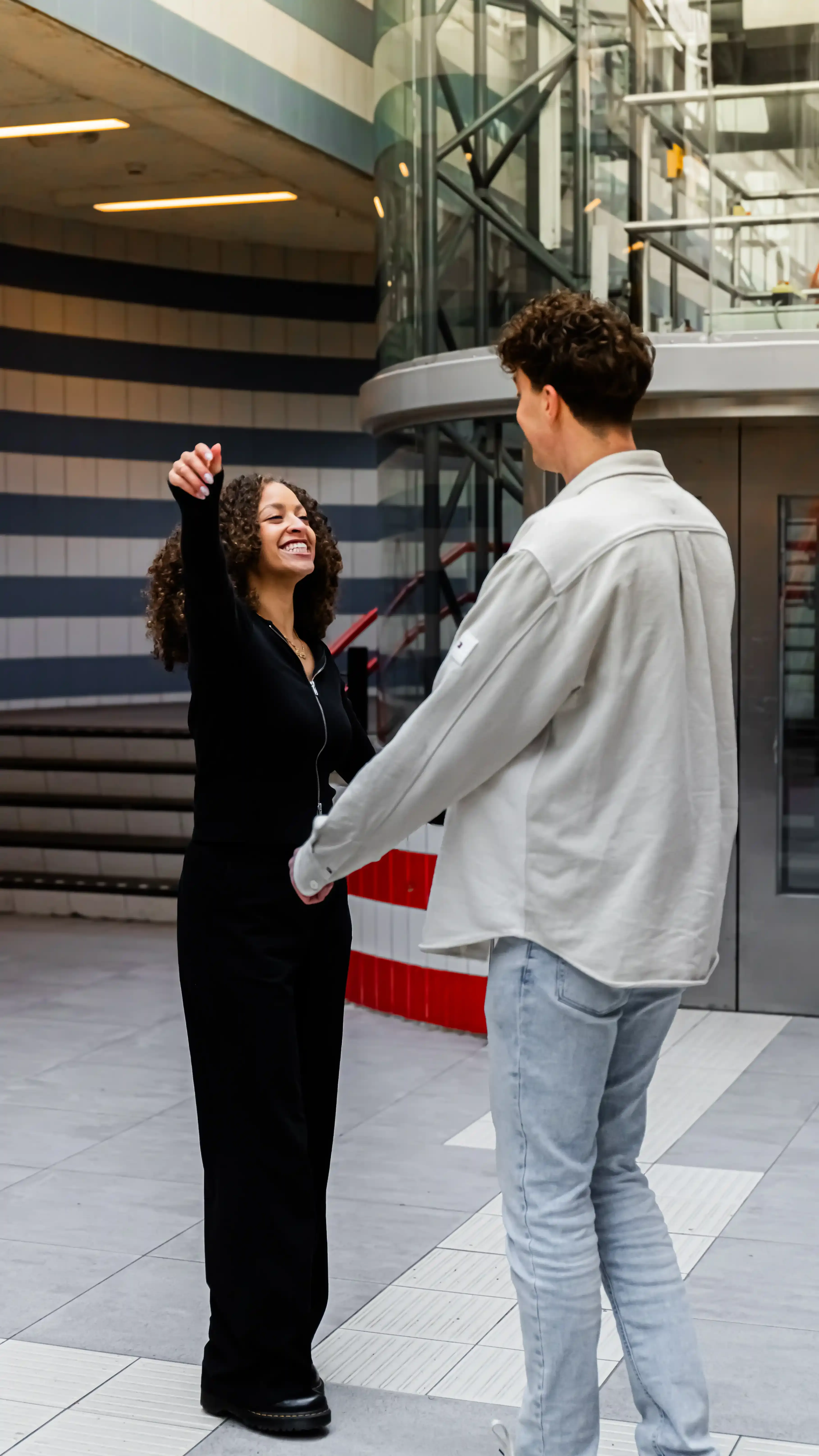 Twee mensen omhelzen elkaar op het station