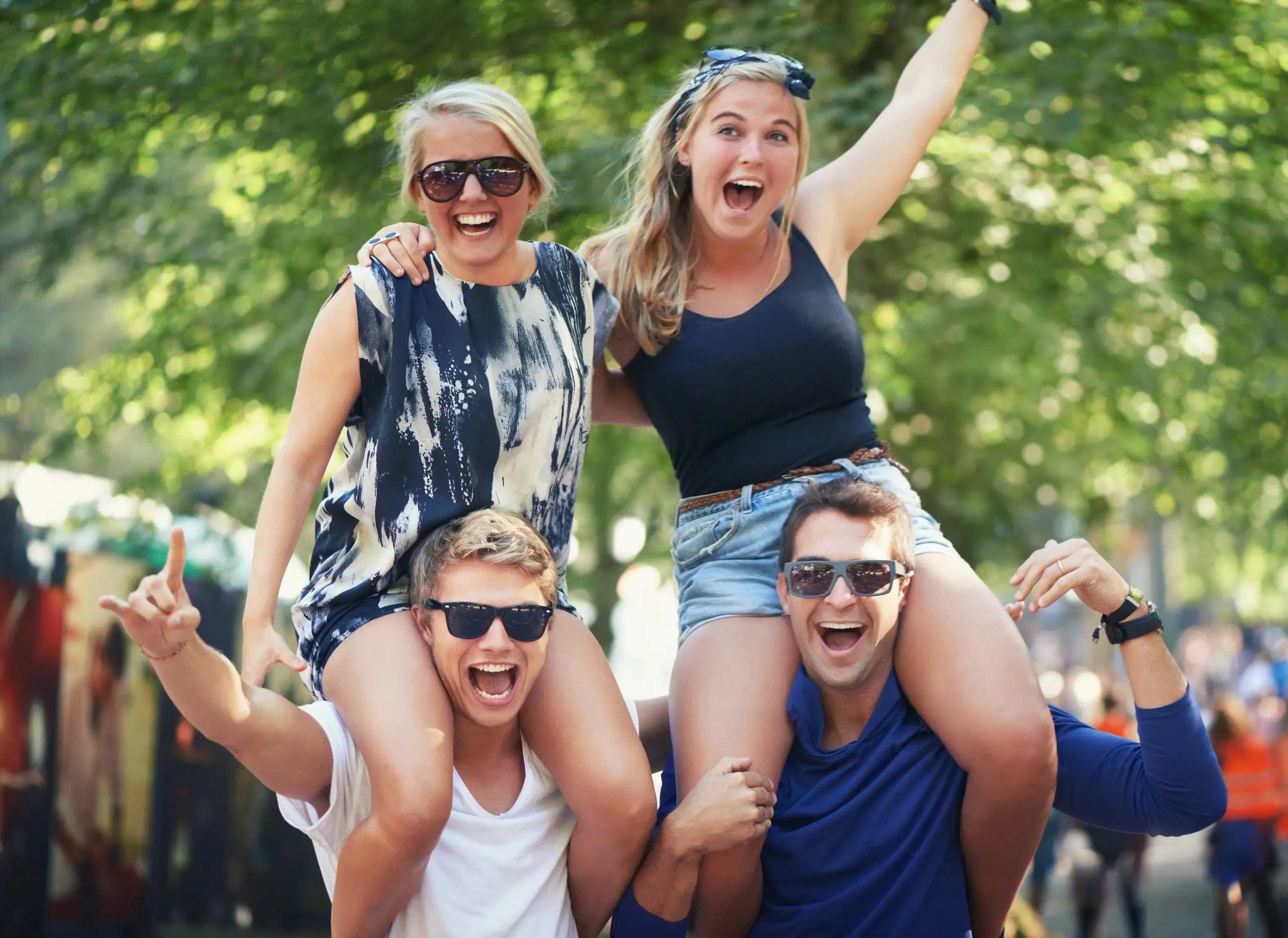 Groep vrienden op festival